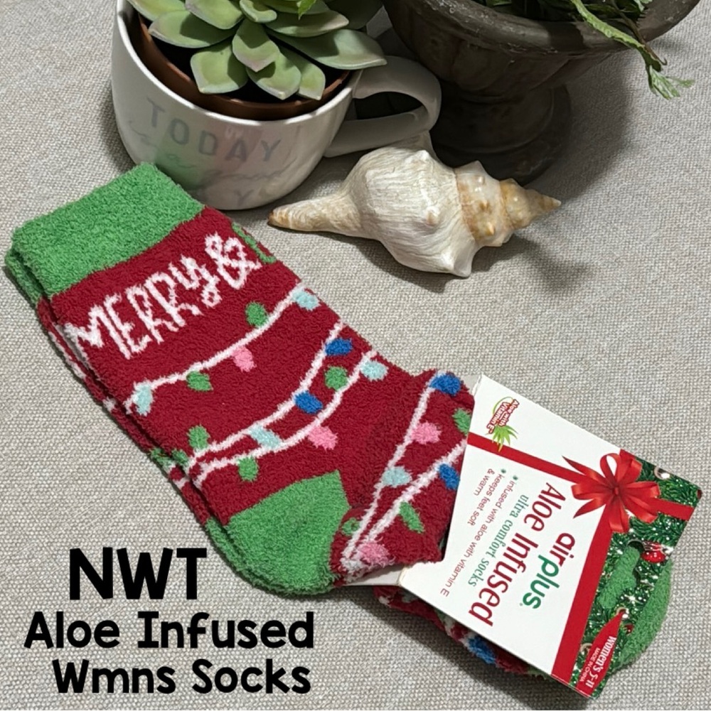 NWT Aloe Infused Cozy Socks-Holiday Themed-Wmns Sz 5-11-Red/White